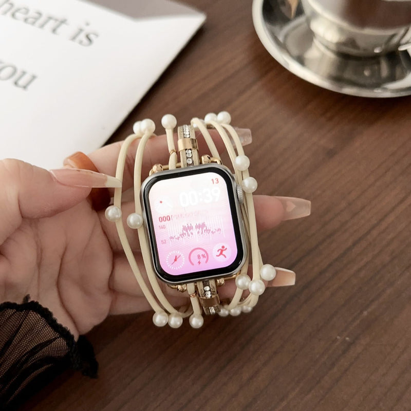 Bracelet multi-rangs beige à perles pour Apple Watch, style élégant et féminin.