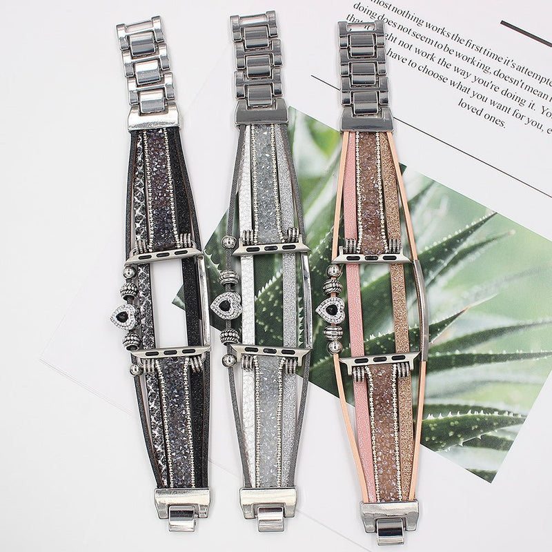 Bracelet multi-rangs en métal avec éclat pailleté et charm cœur, disponible en argent, noir et rose, pour Apple Watch.