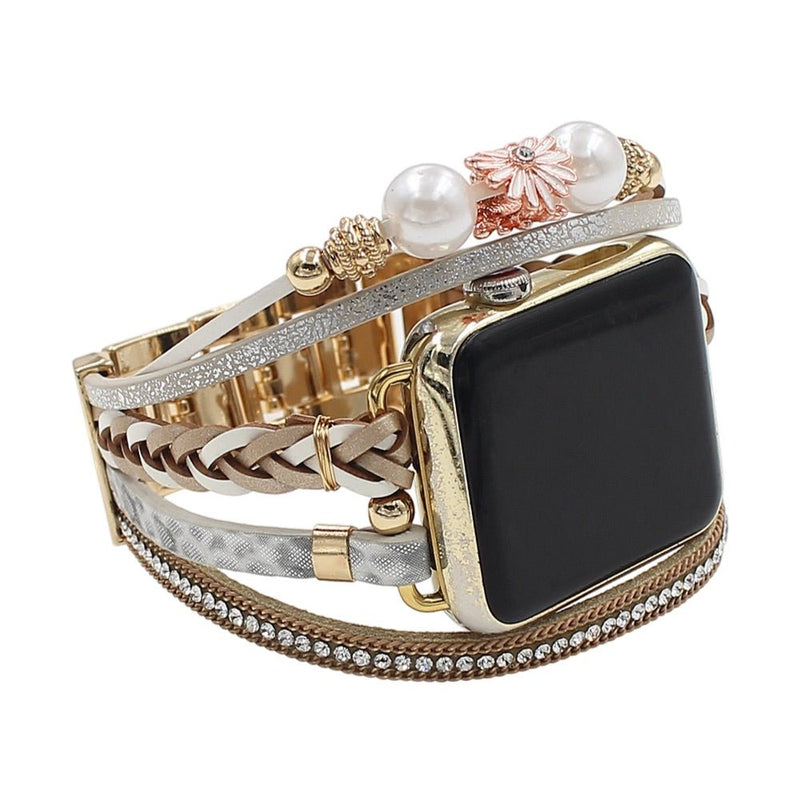 Bracelet multi-rangs or pour Apple Watch avec charms fleur rose et perles blanches, détails brillants.