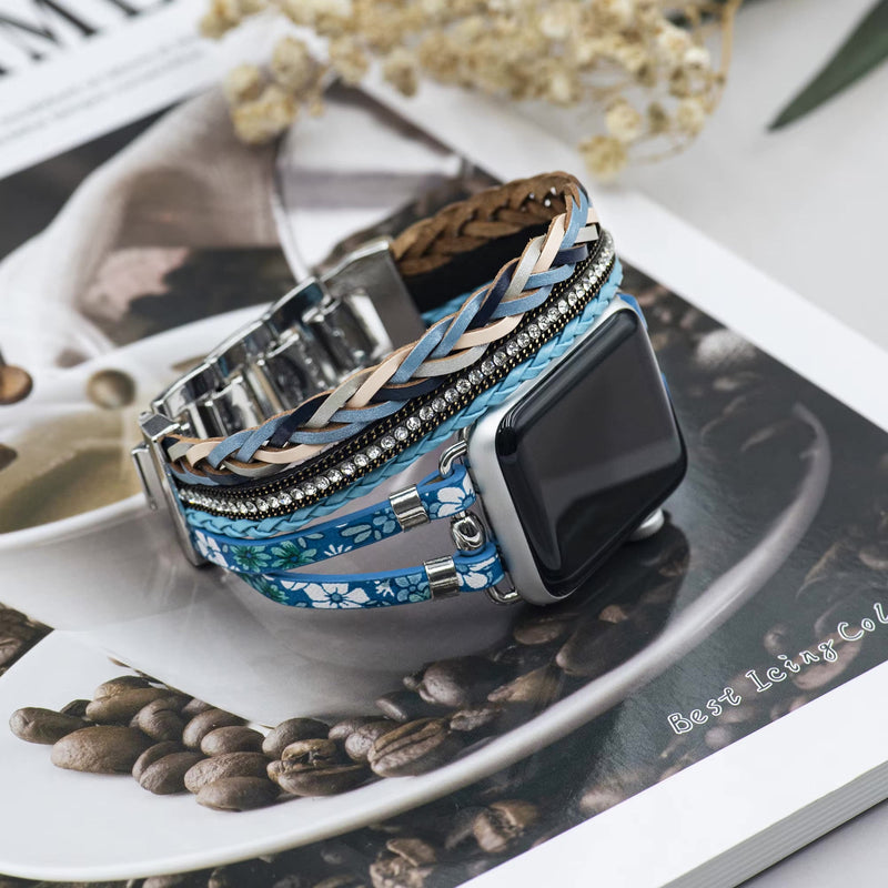 Bracelet multi-rangs bleu pour Apple Watch avec motif floral et détails tressés en cuir et métal finition argentée.