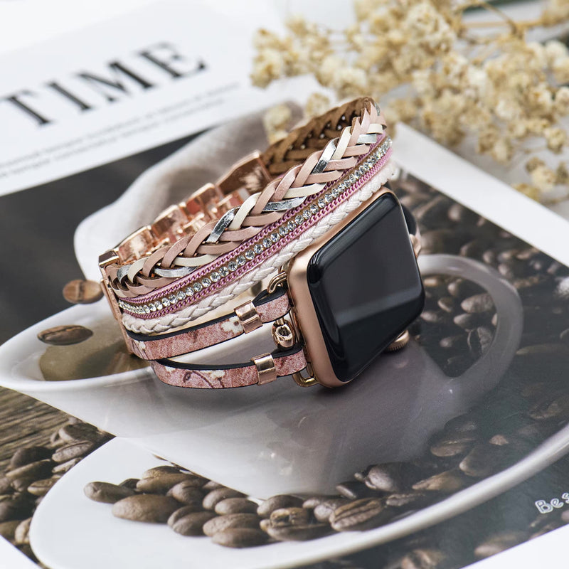 Bracelet Apple Watch multi-rangs rose avec motif floral et détails métalliques dorés.