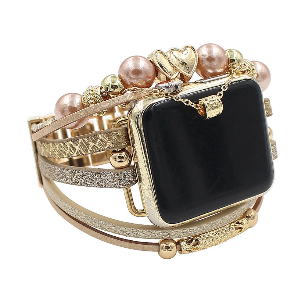 Bracelet Apple Watch multi-rangs or avec perles roses et charms cœur dorés élégants.