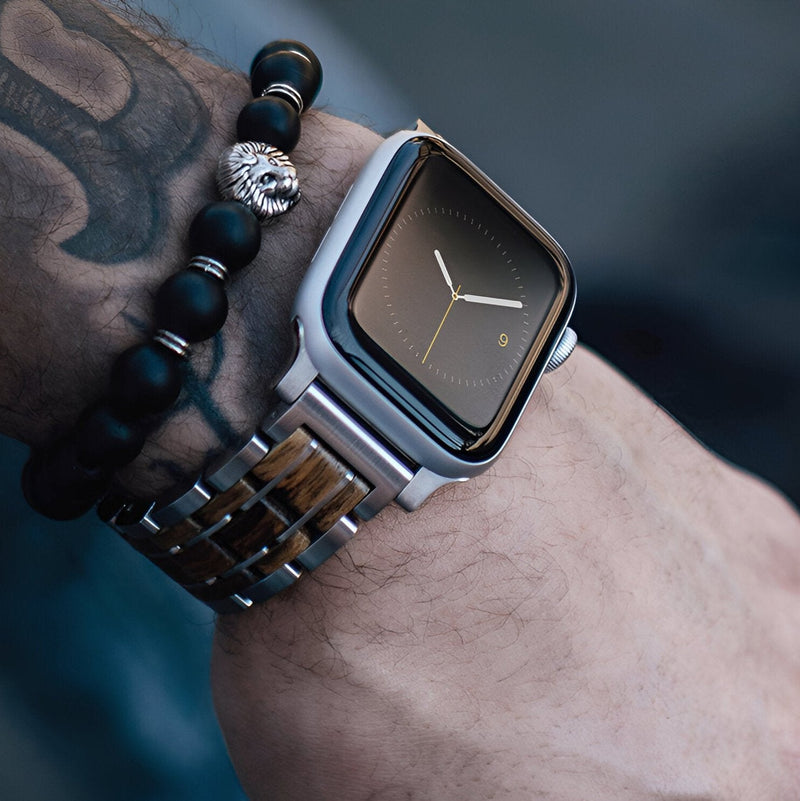 Bracelet de montre Apple Watch en bois Guibourtia avec maillons métal argenté et cadran noir élégant.