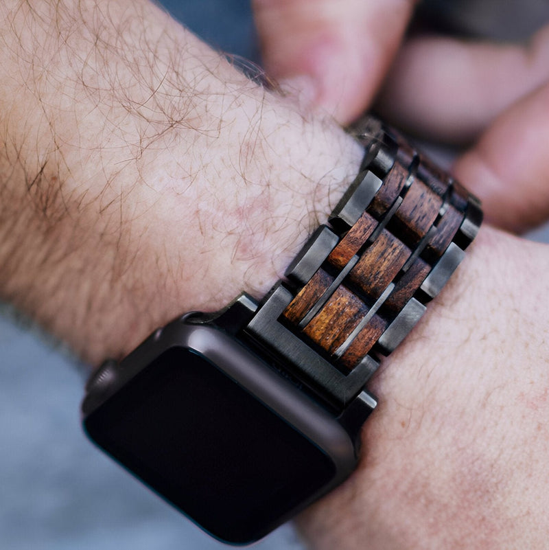 Bracelet de montre en bois Guibourtia avec maillons noirs pour Apple Watch, style masculin et naturel.