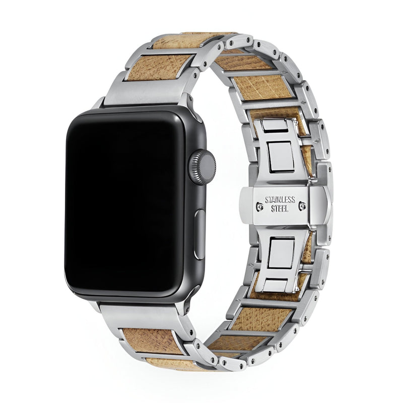 Bracelet Apple Watch pour homme en acier argenté avec inserts en bois clair, style naturel élégant.