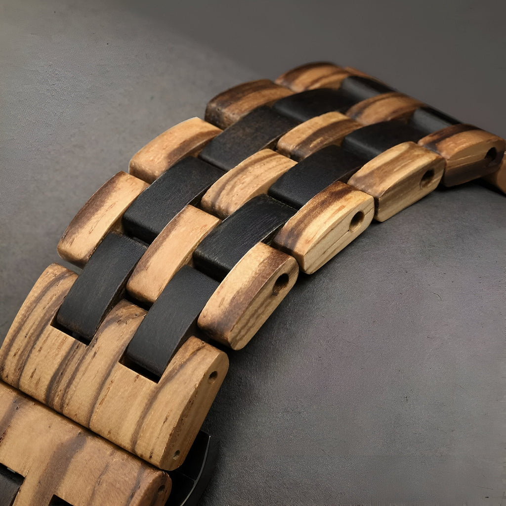 Bracelet Apple Watch en bois Zébrano et ébène noir, maillons larges et finition lisse.