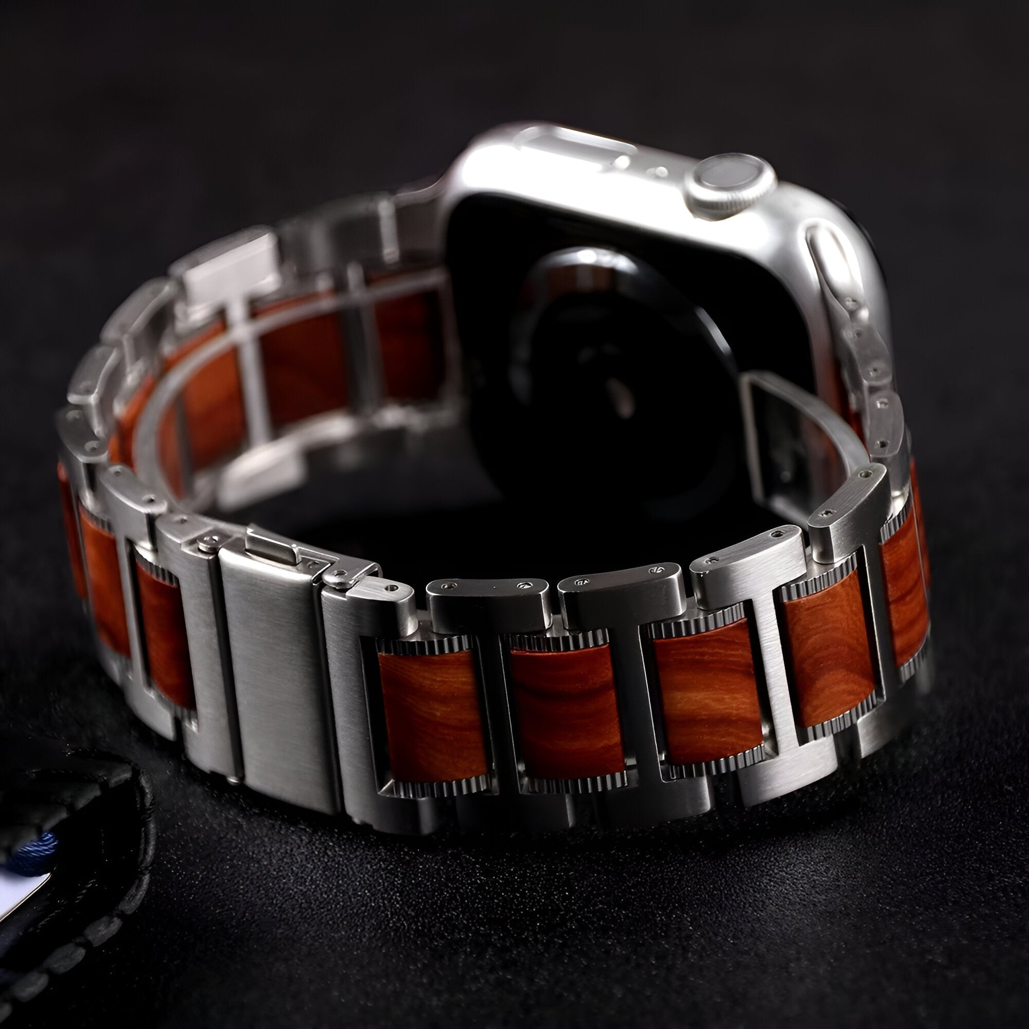 Bracelet montre connectée pour homme en bois de santal et acier argenté, style moderne et élégant.