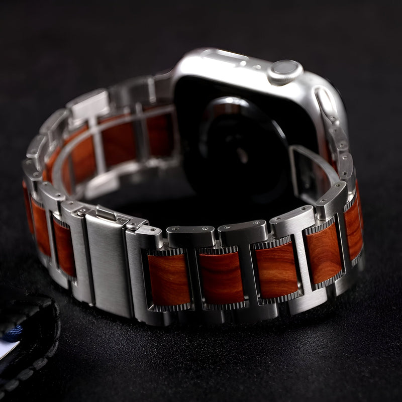 Bracelet montre connectée pour homme en bois de santal et acier argenté, style moderne et élégant.