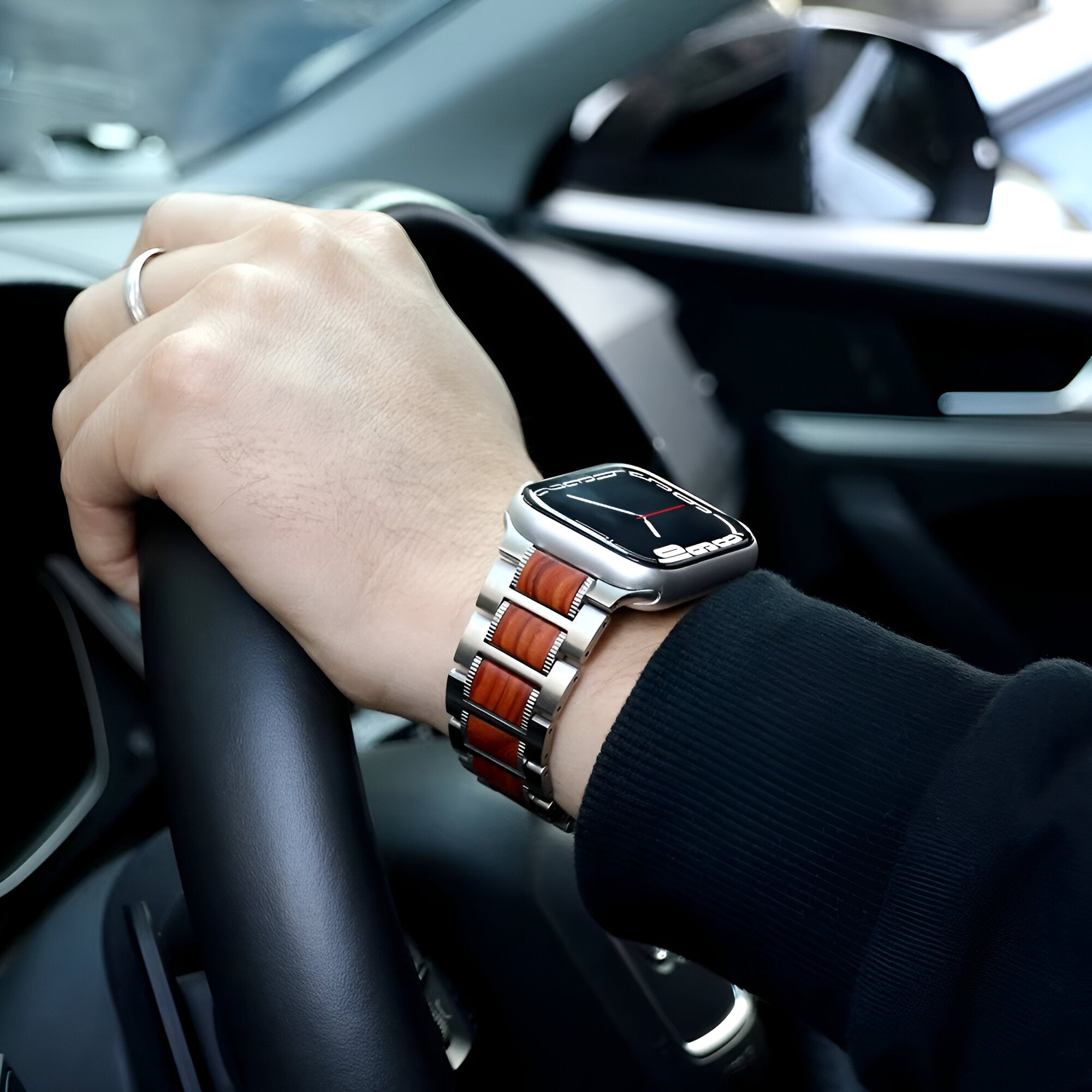 Bracelet Apple Watch pour homme en bois de santal et métal argenté, maillons larges, style moderne.