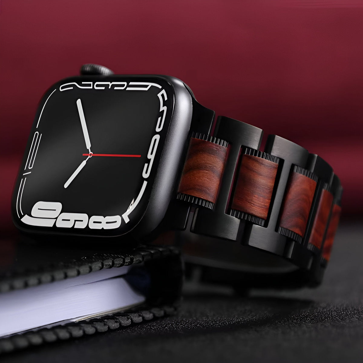 Bracelet montre connectée Apple Watch pour homme en bois de santal avec links noirs élégants.