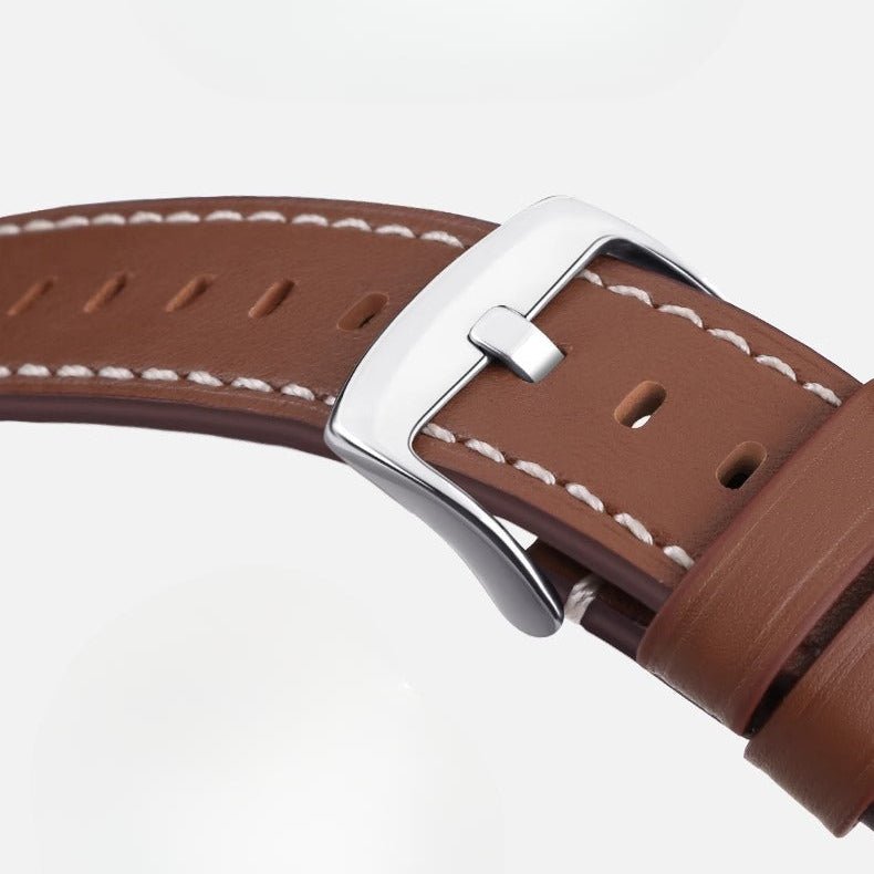 Bracelet de montre en cuir marron avec couture blanche et boucle métallique argentée.