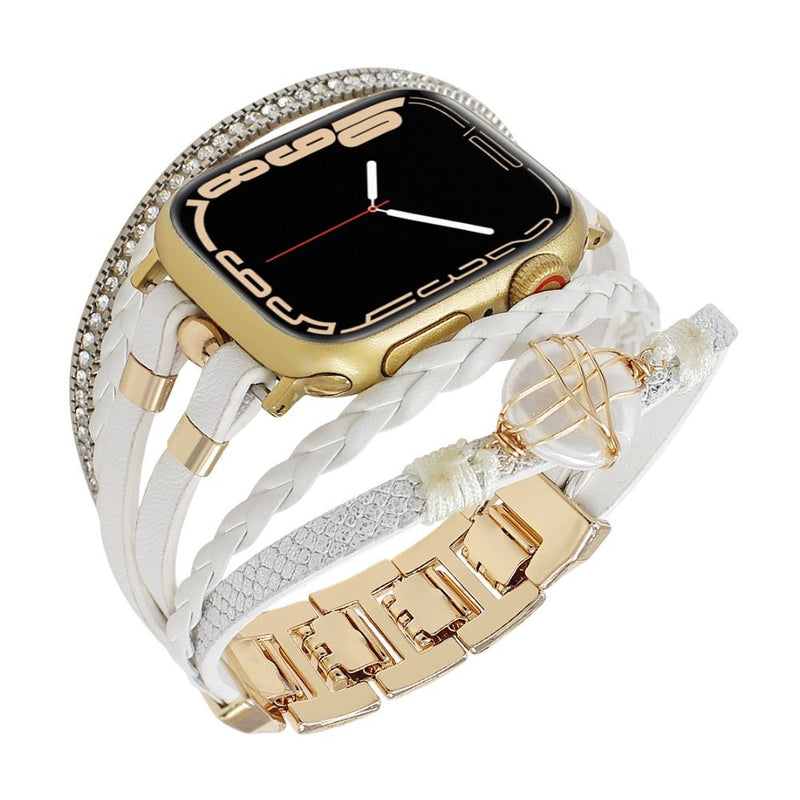 Bracelet multi-rangs doré pour Apple Watch, cuir blanc, perle d'eau douce et détails tressés.