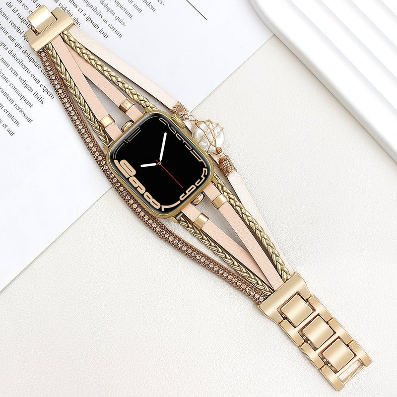 Bracelet de montre Apple Watch multi-rangs doré avec perles d'eau douce et détail chaîne fine.