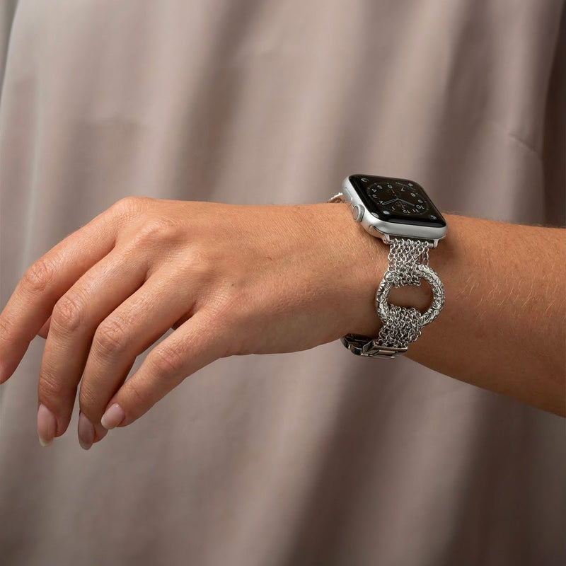 Bracelet tressé en acier inoxydable argenté avec mailles multiples et anneaux sculptés brillants pour Apple Watch.