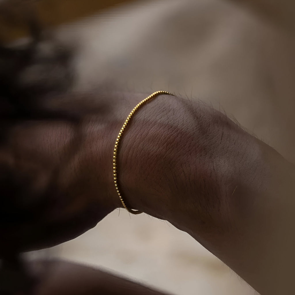 Bracelet fin en acier inoxydable doré, design minimaliste, taille ajustée, modèle Emilio.