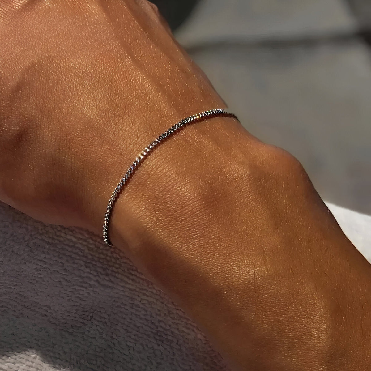 Bracelet fin en acier inoxydable argenté, modèle Giovanni, design discret pour homme, waterproof.
