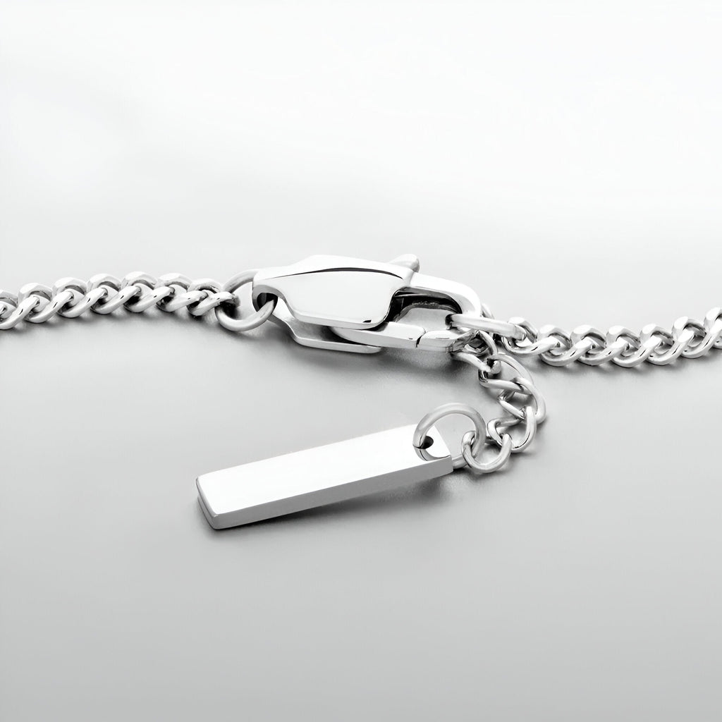 Bracelet homme en acier inoxydable argenté, maillons larges, fermoir coffre, pendentif rectangulaire fin.