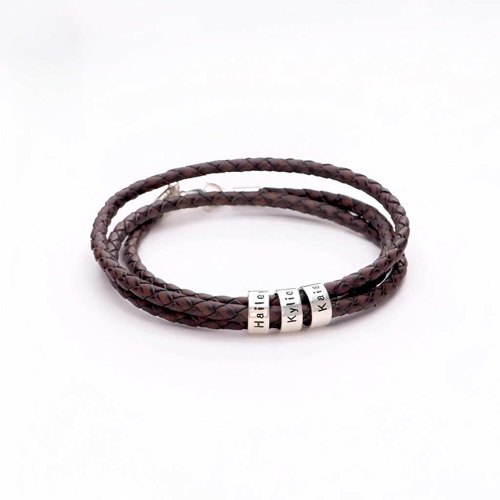 Bracelet double cordon en cuir café tressé avec deux plaques métalliques personnalisées argentées.