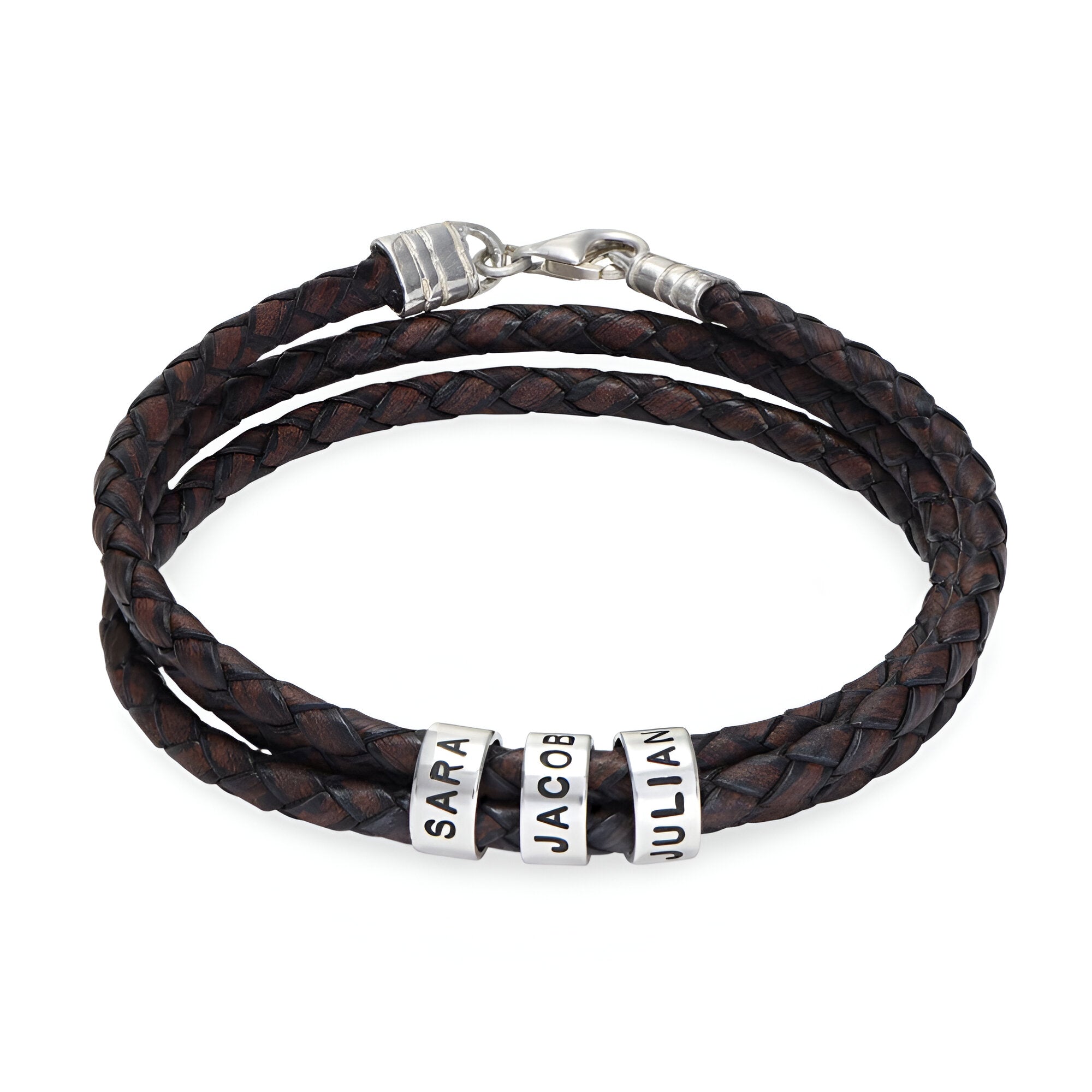 Bracelet double cordon en cuir tressé marron avec trois plaques métalliques gravées et fermoir argenté.