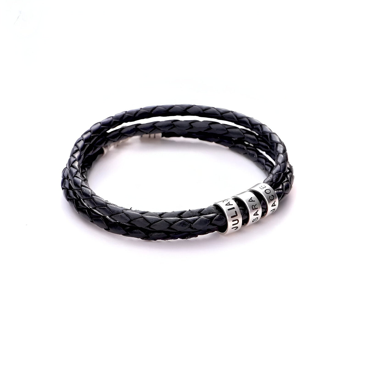 Bracelet double cordon en cuir noir tressé avec trois plaques métalliques arrondies et gravées.