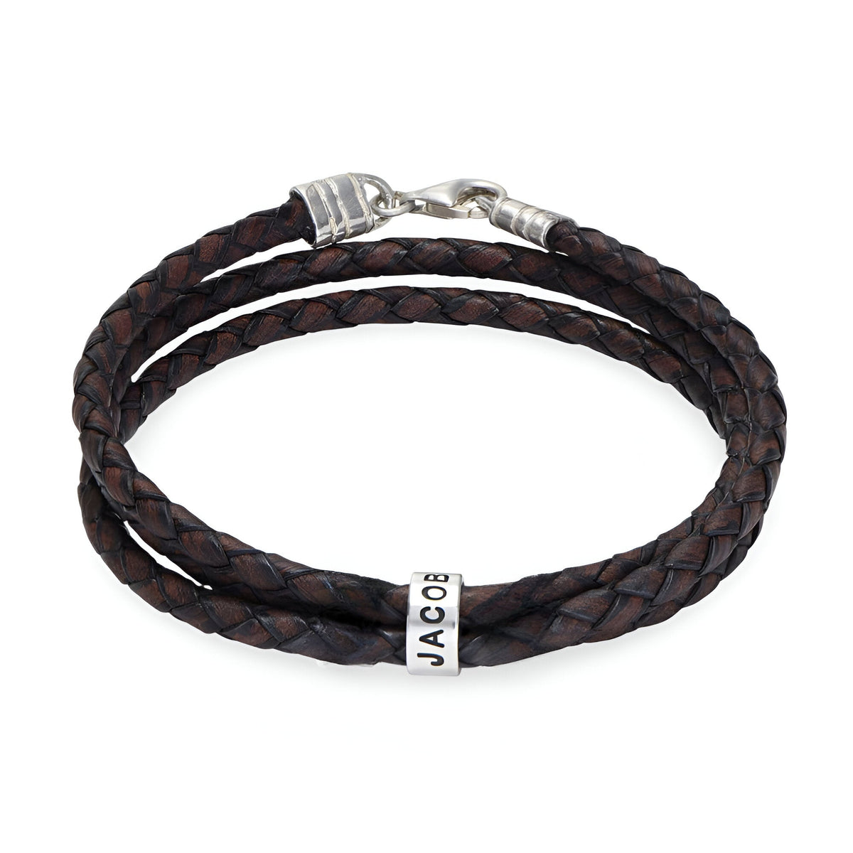 Bracelet double cordon en cuir tressé marron avec plaque arrondie gravée en métal argenté.