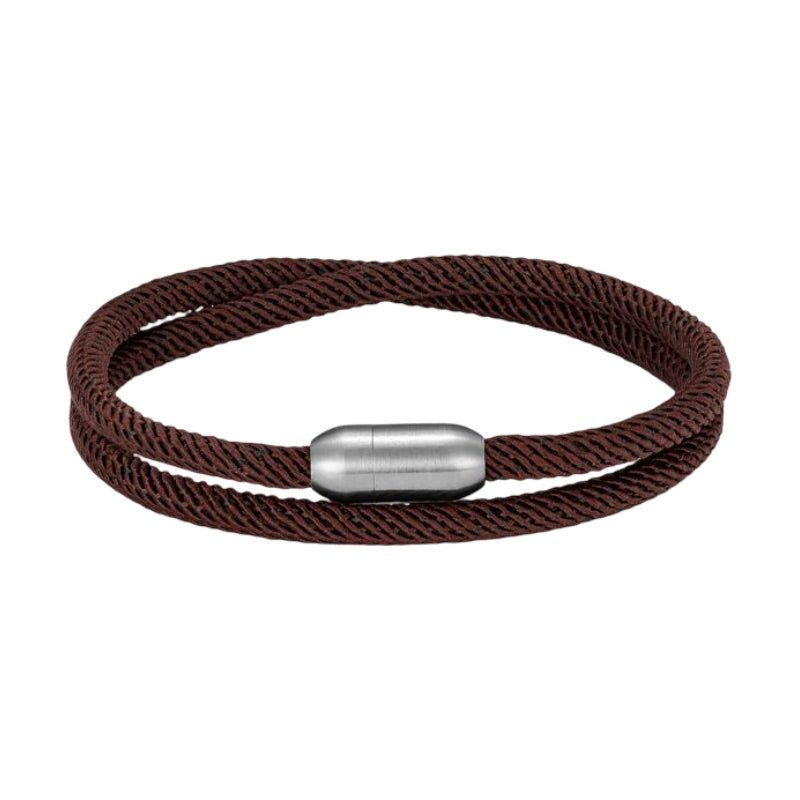 Bracelet double cordon en nylon marron avec fermoir magnétique argenté, style mixte et tendance.