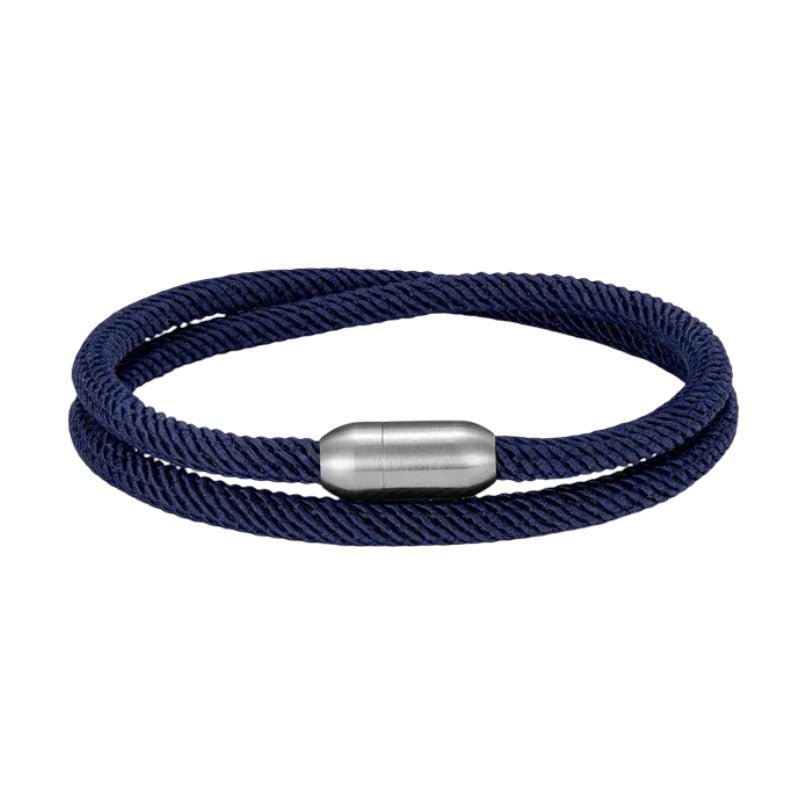 Bracelet double cordon en nylon bleu marine avec fermoir métallique argenté lisse.
