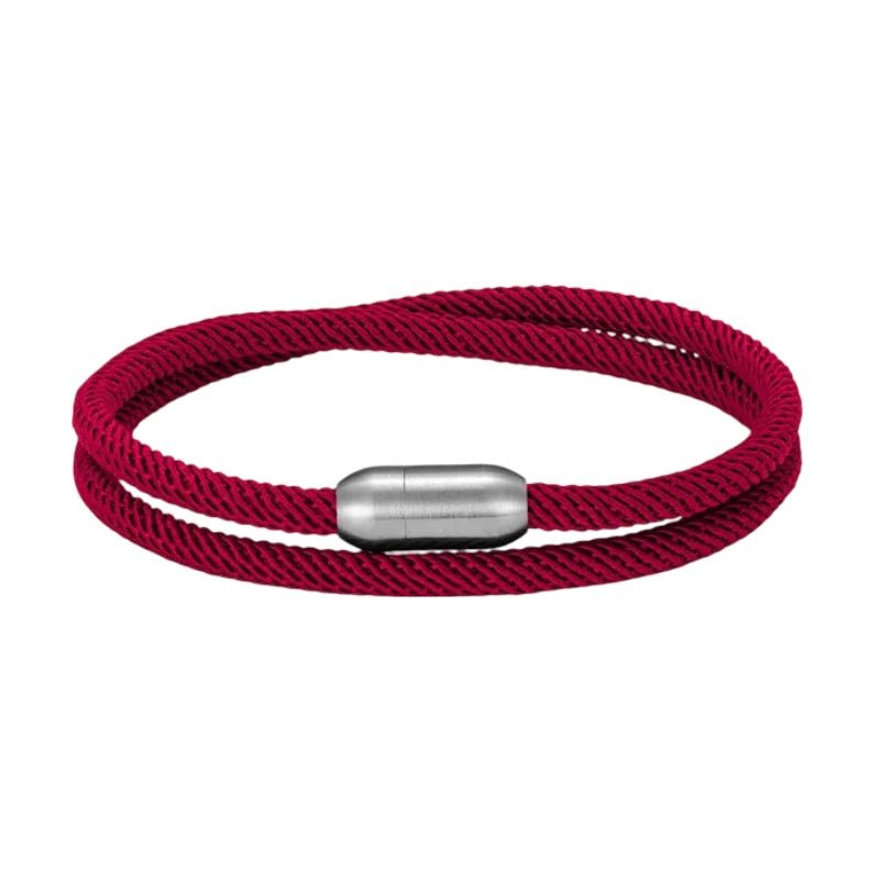 Bracelet double cordon nylon bordeaux avec fermoir métallique argenté lisse.