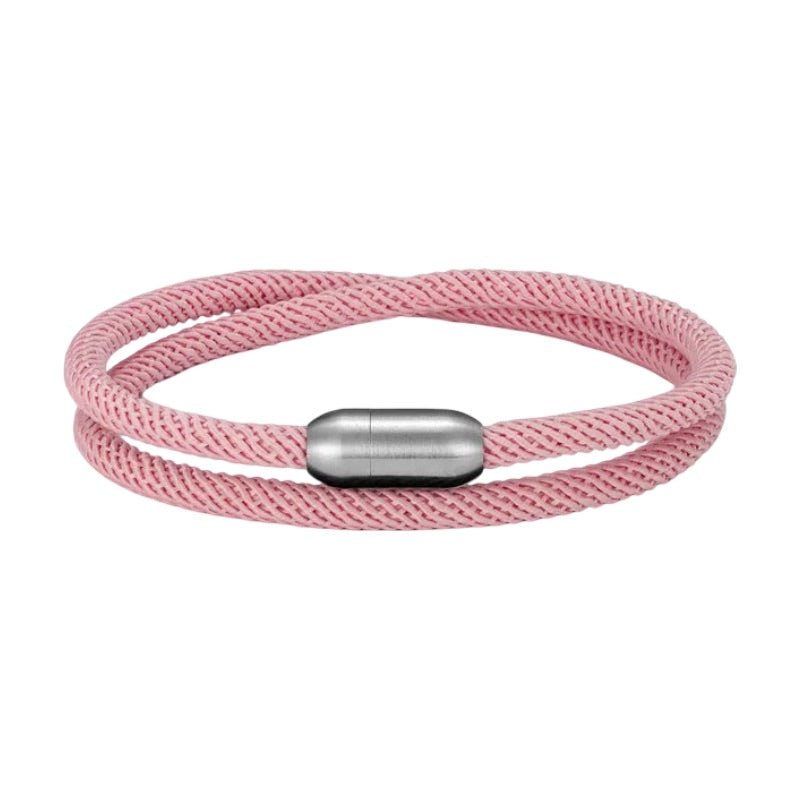 Bracelet double cordon nylon rose avec fermoir métallique argenté lisse, style minimaliste.