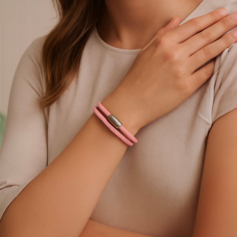 Bracelet double cordon en nylon rose avec fermoir métallique argenté, style minimaliste et tendance.