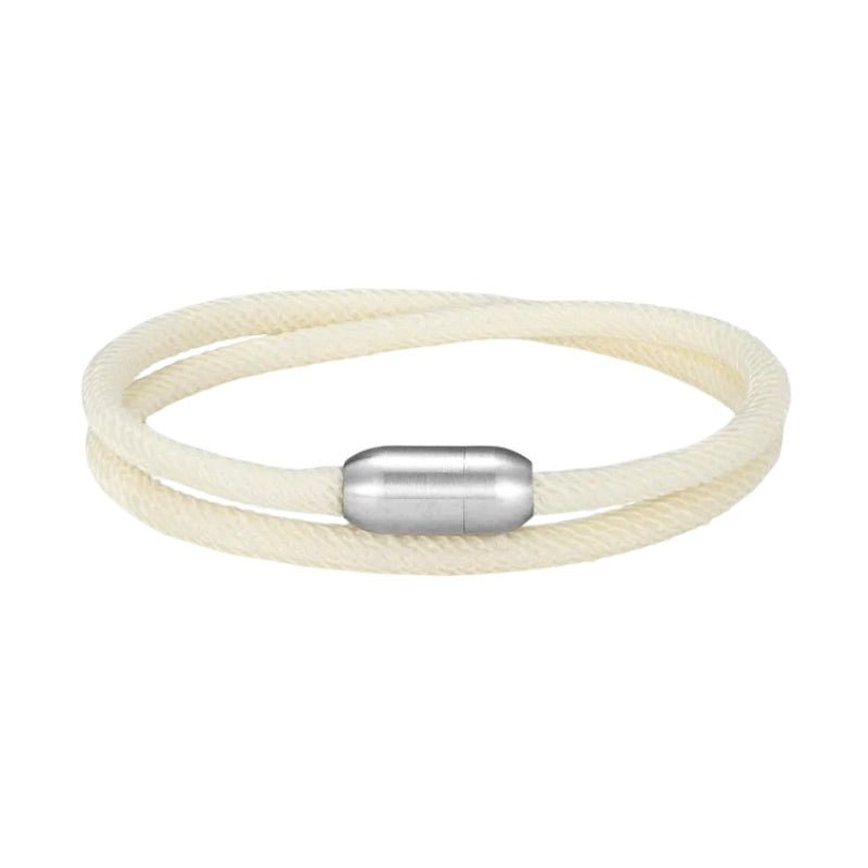 Bracelet double cordon en nylon crème avec fermoir argenté lisse, style minimaliste et unisexe.