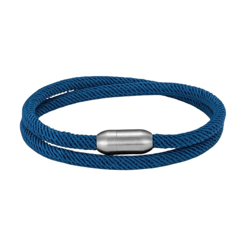 Bracelet double cordon en nylon bleu marine avec fermoir métallique argenté lisse.