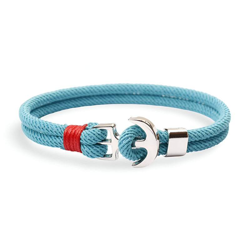 Bracelet double cordon bleu clair avec motif ancre argentée et détail rouge.