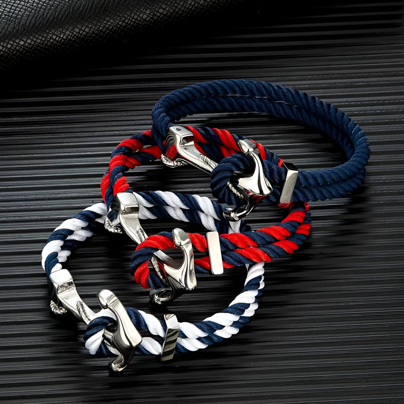 Bracelet double cordon bleu marine, rouge et blanc avec motif ancre argentée, style marin.