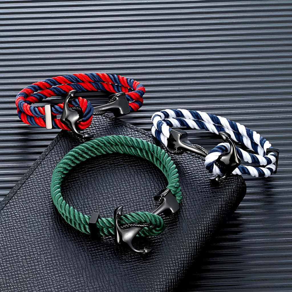 Bracelet double cordon vert avec motif ancre noire, style nautique élégant .