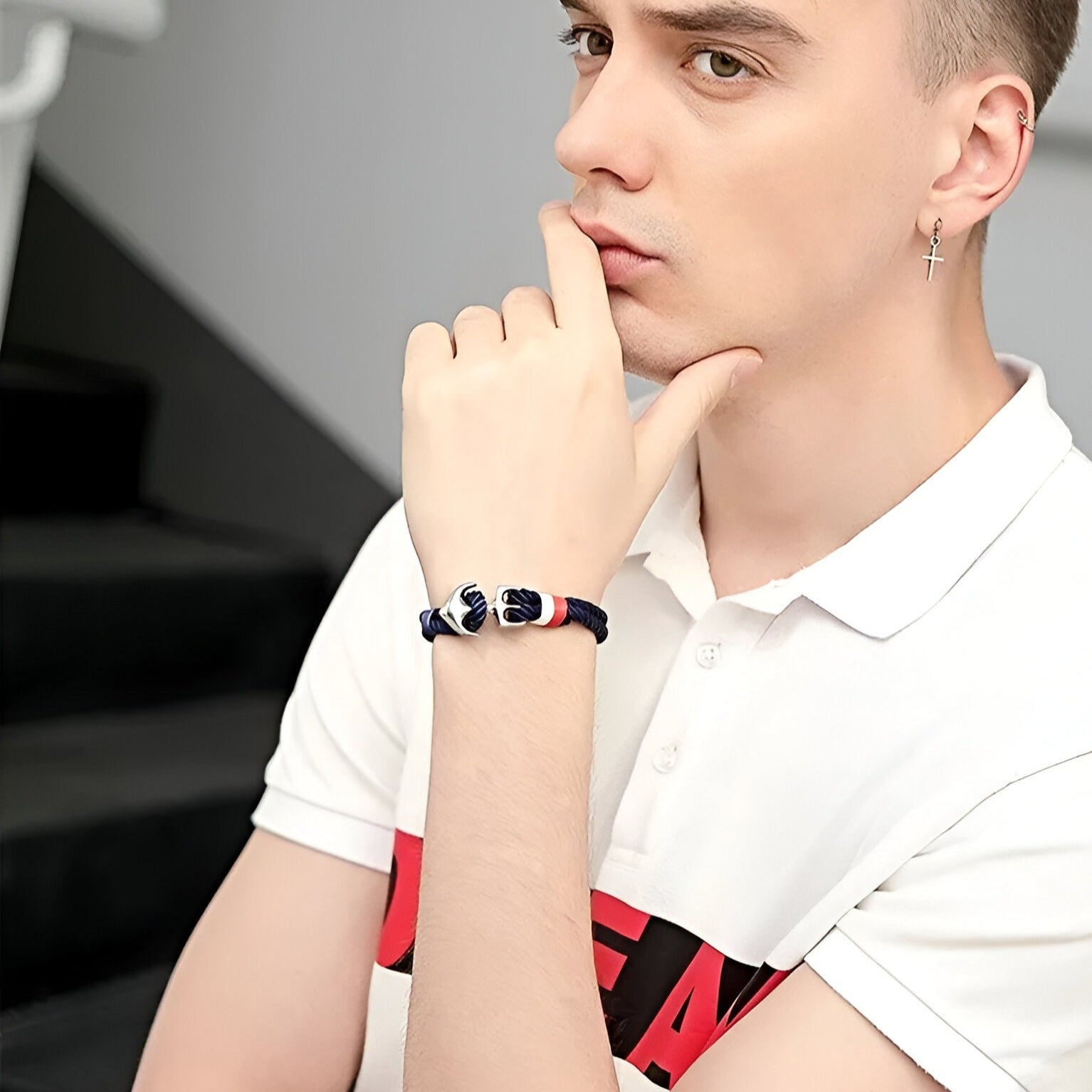 Bracelet double cordons bleu blanc rouge avec ancre marine argentée pour homme.