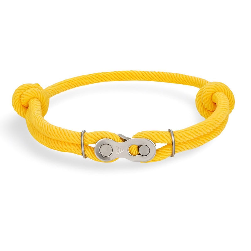 Bracelet double cordons jaune avec maillon chaîne de moto en métal gris.