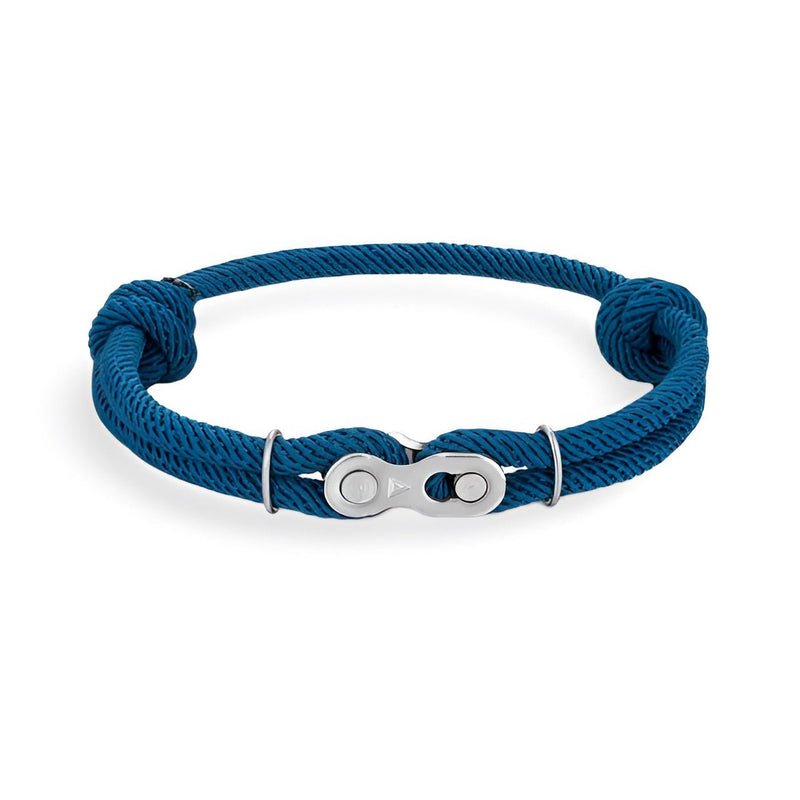 Bracelet homme double cordons bleu marine avec maillon chaîne de moto en métal argenté.