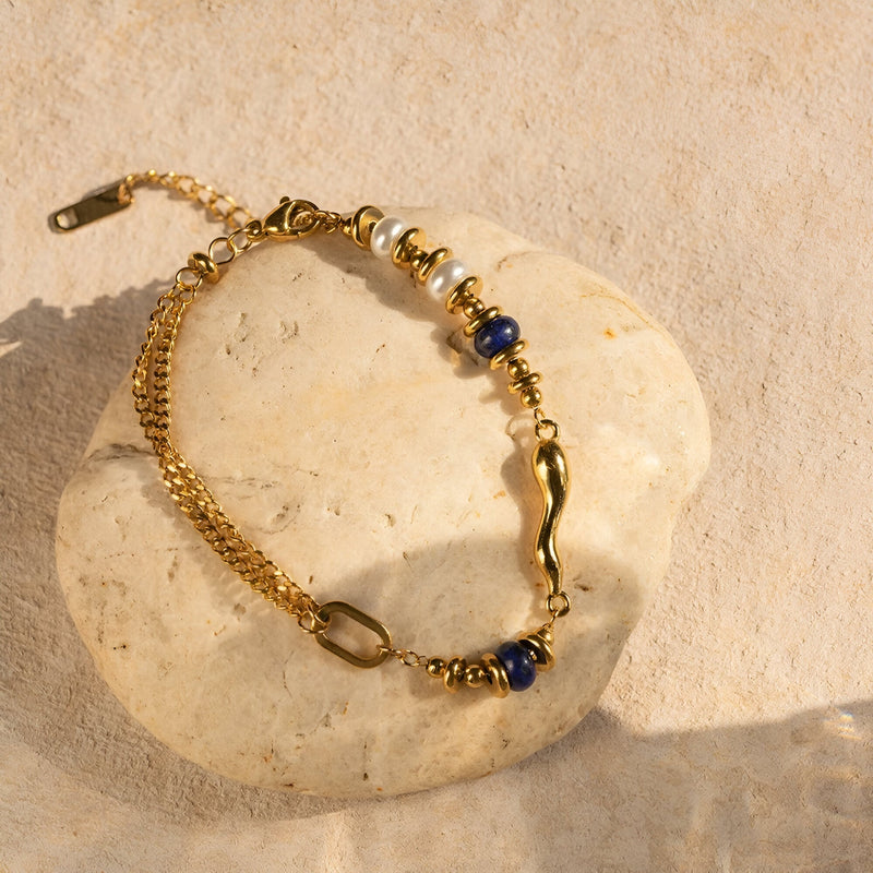 Bracelet double or en acier inoxydable avec perles bleu lapis lazuli et détails dorés.