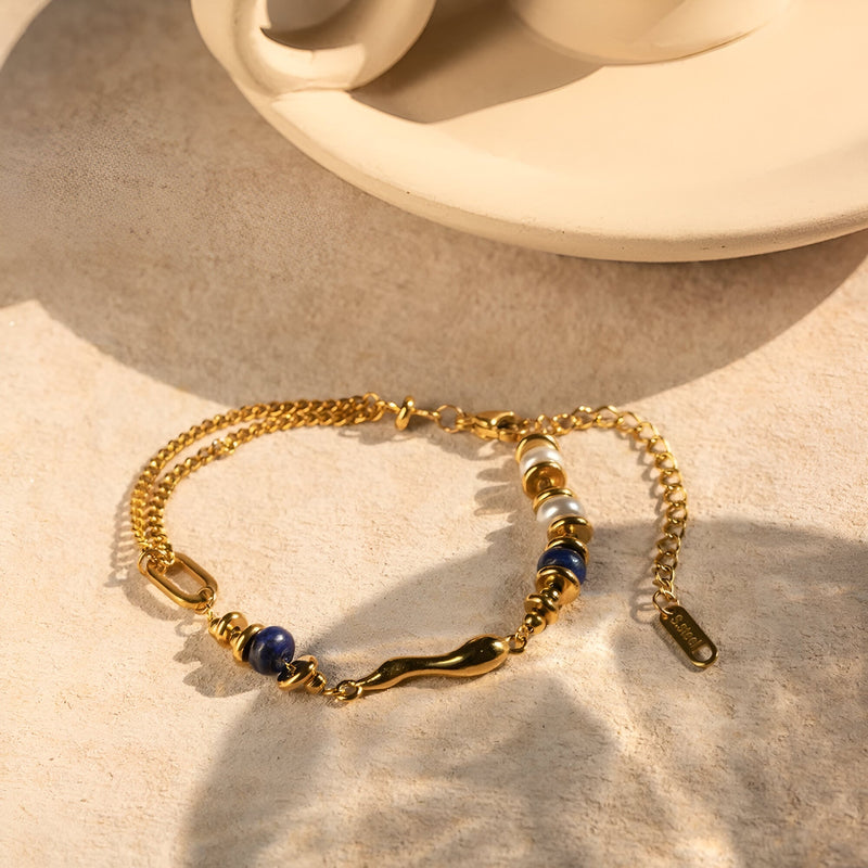 Bracelet double en acier inoxydable doré avec pierres lapis lazuli et chaîne fine élégante.