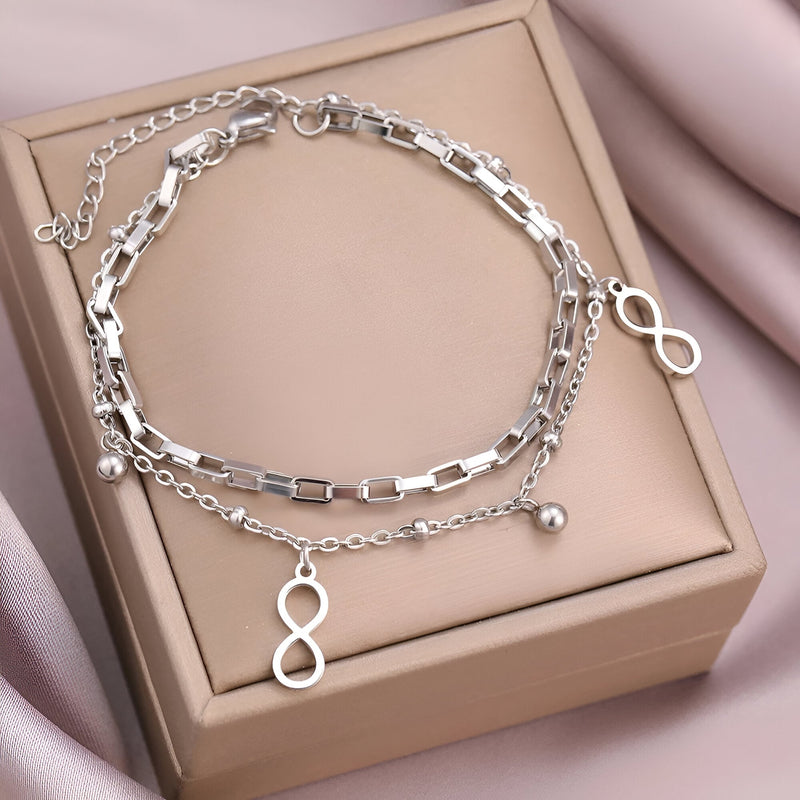 Bracelet double chaîne en acier inoxydable argenté avec charms infini délicats, modèle Iloa.