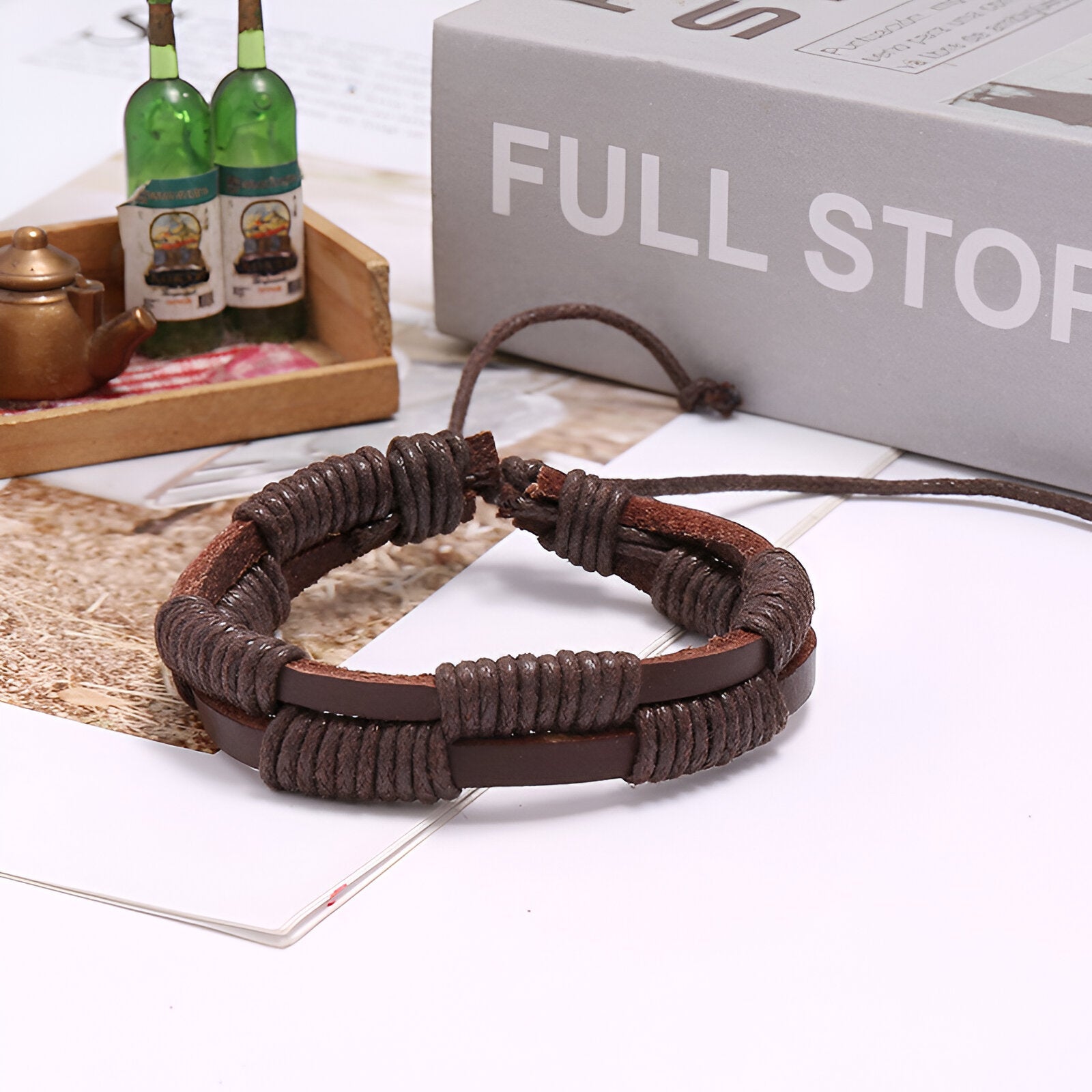 Bracelet double en cuir marron avec détails cirés tressés pour homme.