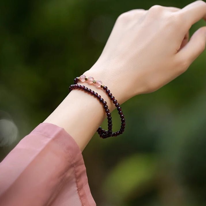 Pulsera doble de granate rojo y cuarzo rosa para relajación y bienestar, modelo Leyla