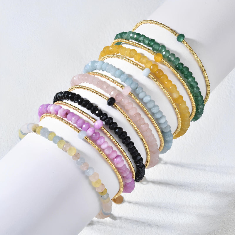 Bracelet double rang perles facettées vertes, roses, noires, bleues et dorées mêlées, style raffiné et coloré.