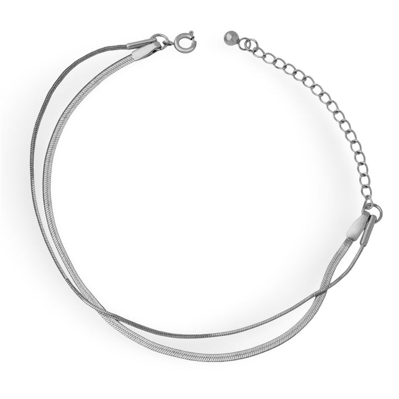 Bracelet double rang fin en titane plaqué argent avec fermoir réglable en chaîne.