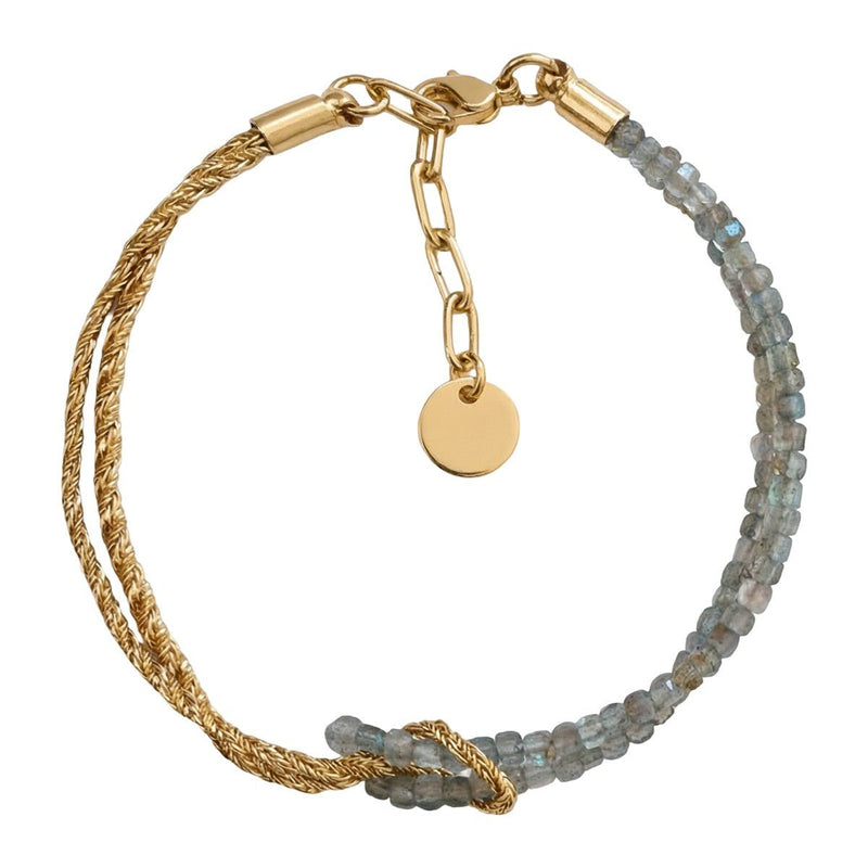 Bracelet double rang avec perles gris bleu semi-transparentes et corde torsadée dorée, fermoir mousqueton avec chaîne.