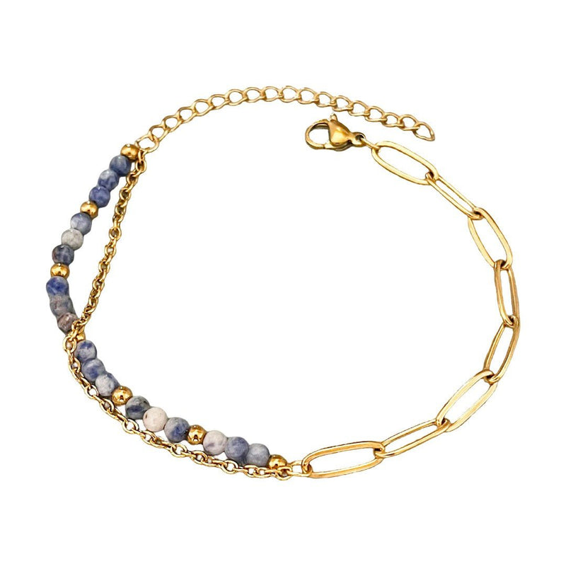 Bracelet double rang avec chaîne dorée fine et perles naturelles bleues et blanches, fermoir mousqueton doré.