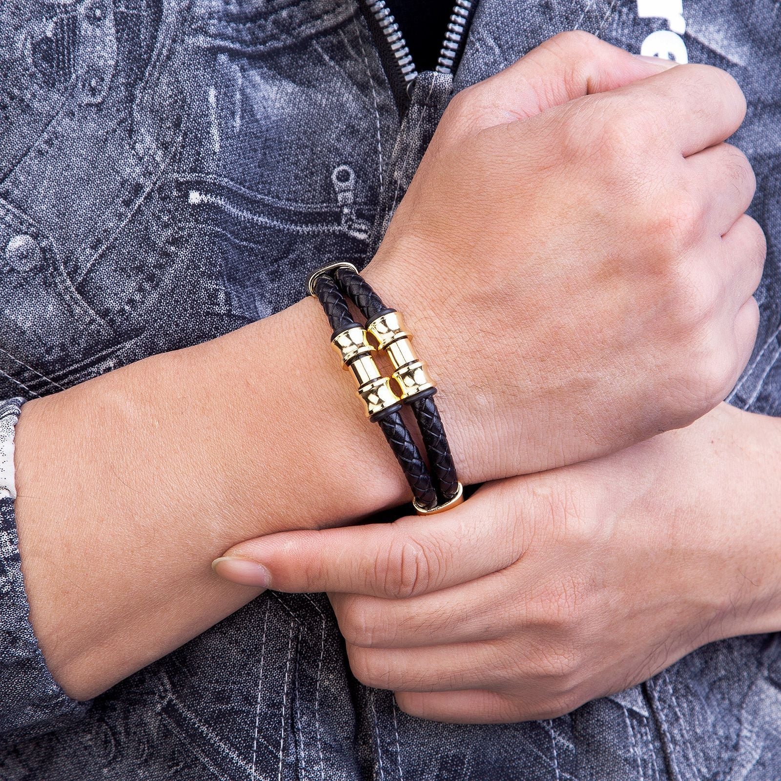 Bracelet double-rangs noir en microfibre avec détails métalliques dorés, style masculin élégant.