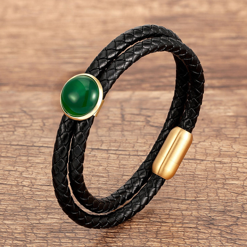 Bracelet double-rangs en microfibre noire tressée avec pierre verte ronde sertie or et fermoir magnétique doré mat.