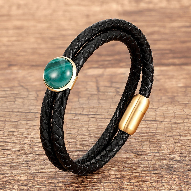 Bracelet homme double-rangs en microfibre noire tressée avec pierre verte brillante et fermoir doré magnétique.